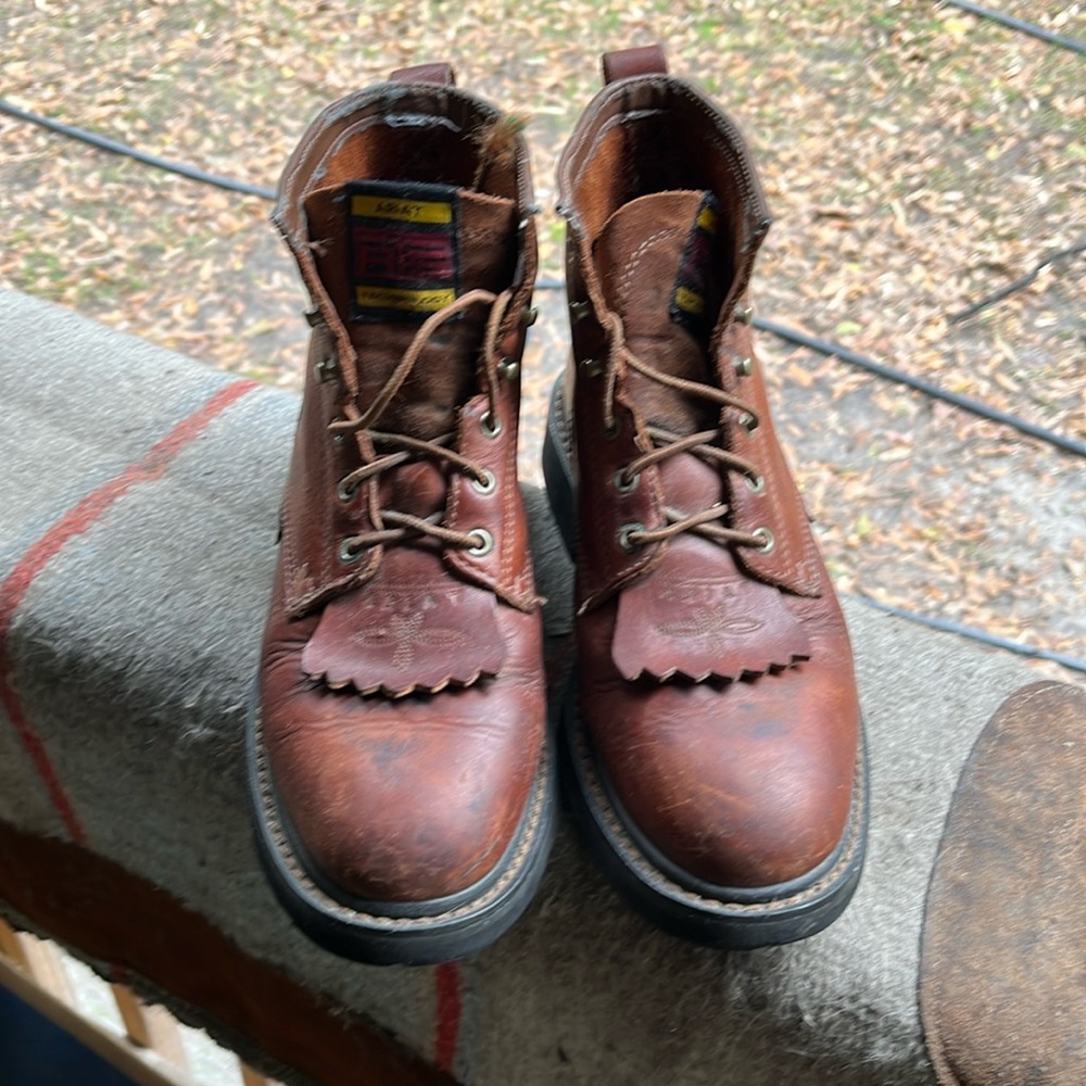 Arait lace up boots 7.5